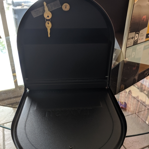 Locking Mailbox - Picture 4 of 5